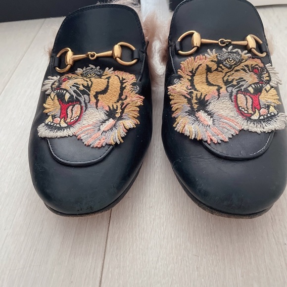 Authentic Gucci Black Leather Tiger Embroidered Fur Princetown Mules Flats - Picture 3 of 5